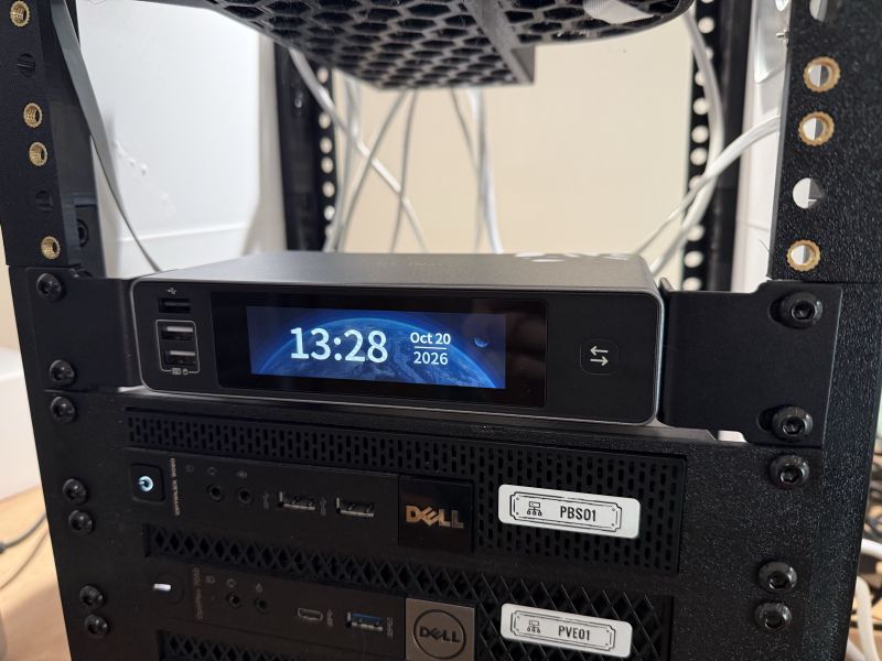 Le Comet X monté dans le rack, au-dessus de pbs01 et pve01