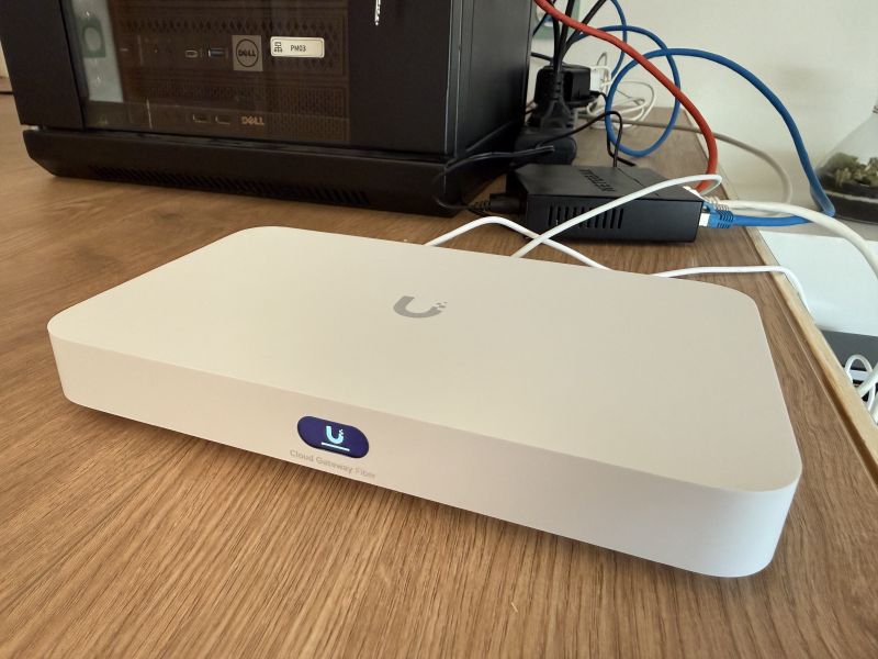 Premier branchement de l&rsquo;UCG Fiber sur le bureau