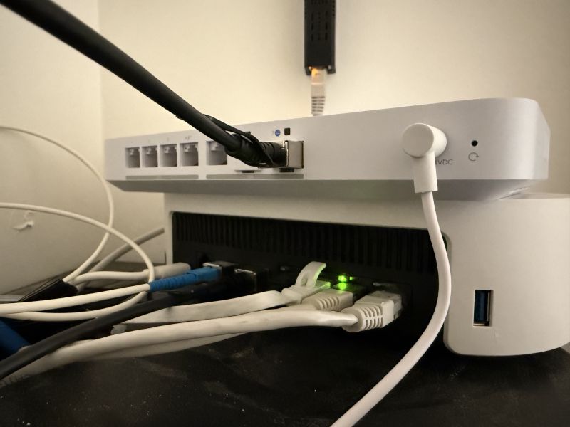L&rsquo;UCG Fiber dans la baie à côté de la Freebox