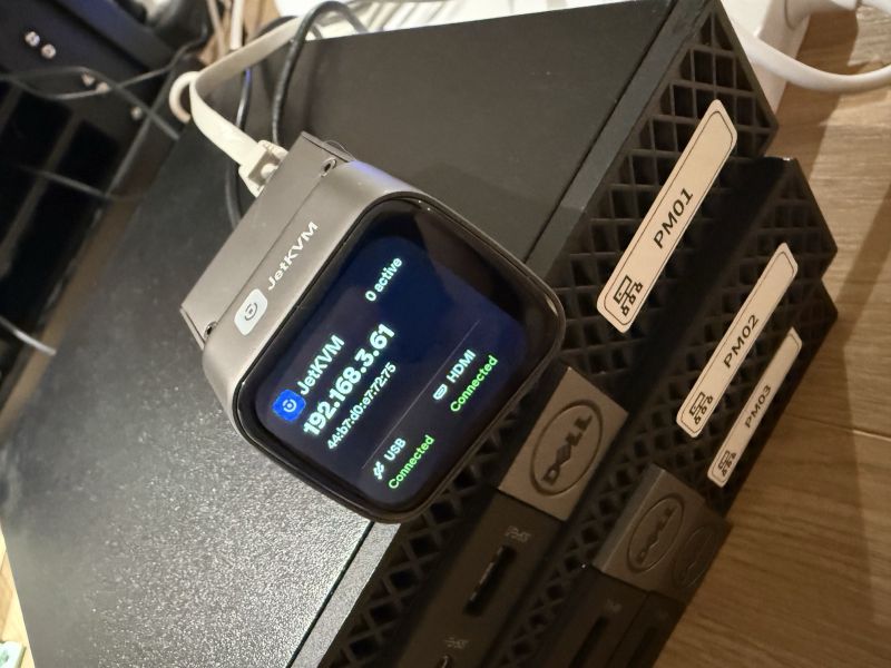 Le JetKVM branché, posé sur la pile d’OptiPlex
