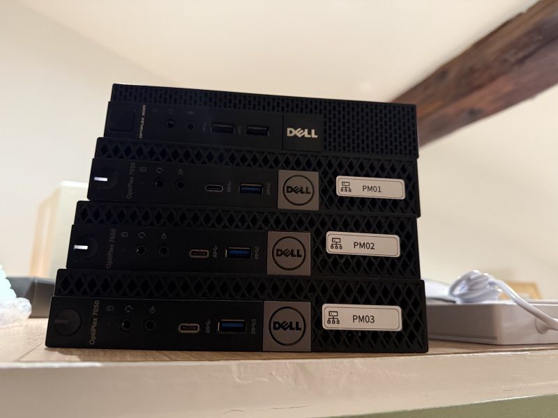 Les quatre OptiPlex empilés